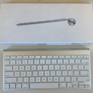 Apple Wireless Keyboard (Model No. A1314)